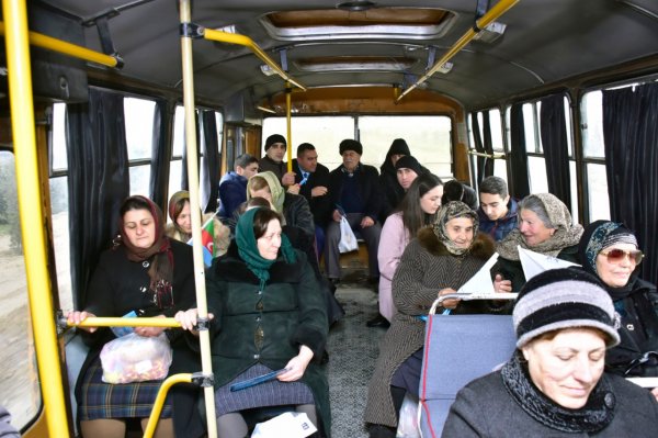 Deputatlığa namizəddən maraqlı addım: Sumqayıt-Giləzi avtobusunda seçicilərinin müraciətlərini dinlədi (FOTOLAR)