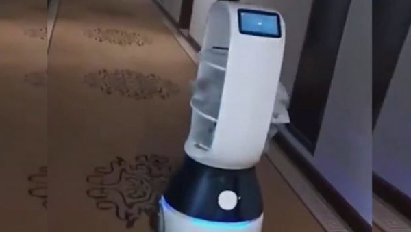 Çində ölümcül virusdan qorunmaq üçün unikal yol: Yeməkləri robotlar daşıyır - VİDEO