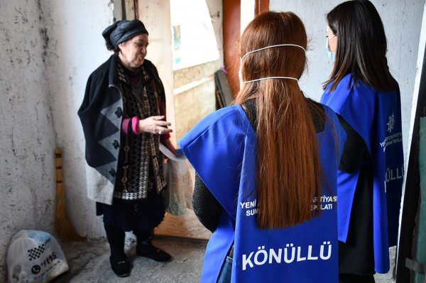 Sumqayıtda koronavirusa görə yaşlı insanlara gigiyenik vasitələr paylayırlar -FOTOLAR