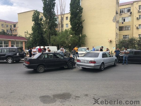 Sumqayıtda iki avtomobil toqquşdu - FOTO