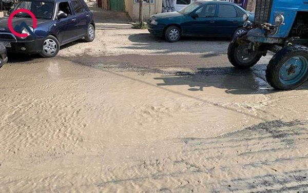 Xırdalanda kanalizasiya xətti partladı, yolları su basdı - Fotolar
