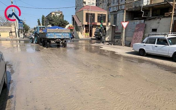 Xırdalanda kanalizasiya xətti partladı, yolları su basdı - Fotolar