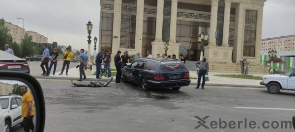 Sumqayıtda "Mercedes" yoldan çıxdı - bardürə çırpıldı (FOTO)