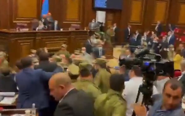 Ermənistan parlamentində növbəti dava - Video