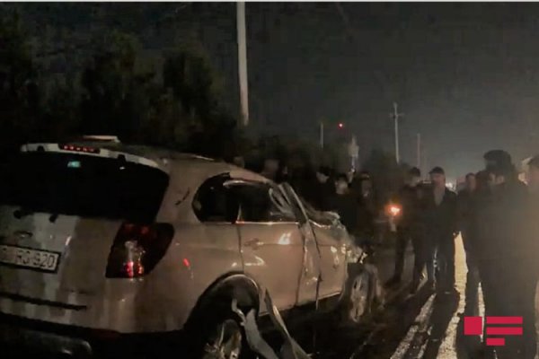 Sumqayıt istiqamətinə gələn avtomobil yoldan çıxaraq işıq dirəklərini aşırıb -FOTO