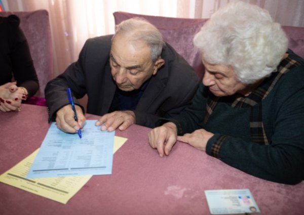 Bakıda 87 yaşlı kişi 78 yaşlı qadınla ailə qurub - FOTO