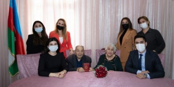 Bakıda 87 yaşlı kişi 78 yaşlı qadınla ailə qurub - FOTO