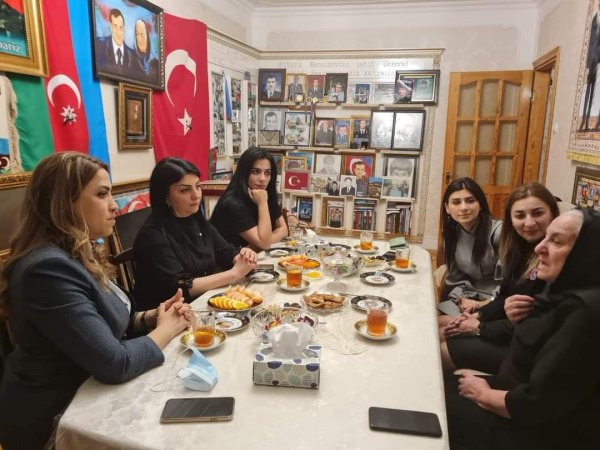 Sumqayıt Təhsil şöbəsinin kollektivi şəhid və qazi ailələrini ziyarət ediblər -FOTOLAR