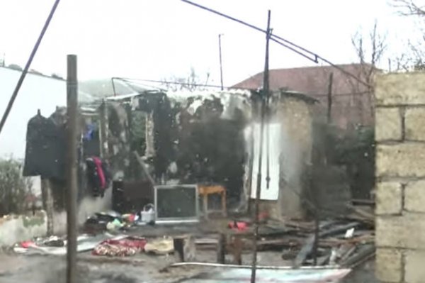 Sumqayıtda ikiotaqlı ev əşyaları ilə birlikdə yanaraq kül olub – VİDEO