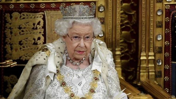 II Elizabetin varisi taxta qızıl faytonda çıxacaq - FOTO