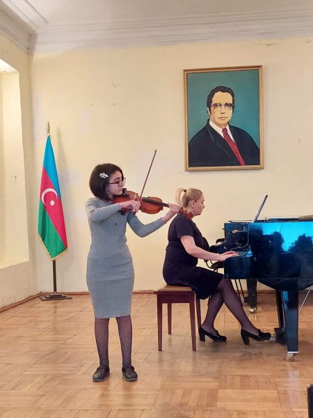 Sumqayıtda uşaq musiqi məktəbində fortepiano və violin şöbəsinin iştirakı ilə konsert təşkil edilib -FOTOLAR