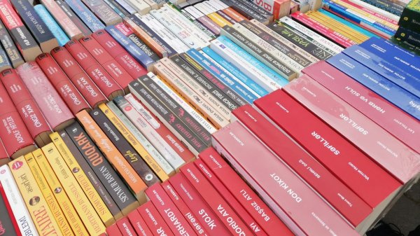 Sumqayıtda 100 mindən artıq kitab satışa çıxarıldı - FOTOLAR