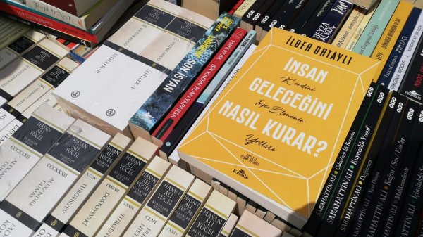 Sumqayıtda 100 mindən artıq kitab satışa çıxarıldı - FOTOLAR