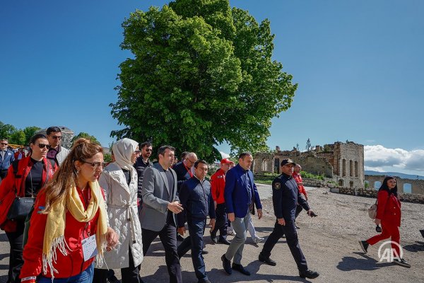 Bayraktar xanımı ilə Cıdır düzündə - FOTOLAR