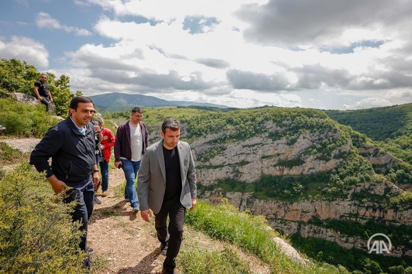 Bayraktar xanımı ilə Cıdır düzündə - FOTOLAR
