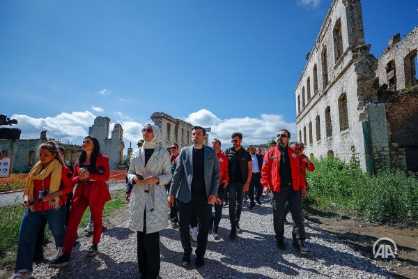 Bayraktar xanımı ilə Cıdır düzündə - FOTOLAR