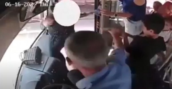 Sumqayıtda sürücü onu vuran qadını avtobusdan təpiklə çıxardı - VİDEO