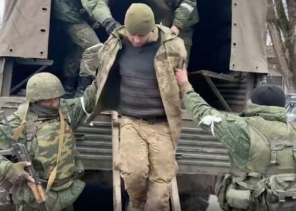 Ukrayna Rusiyaya təslim olmuş hərbçilərini raketlə vurdu