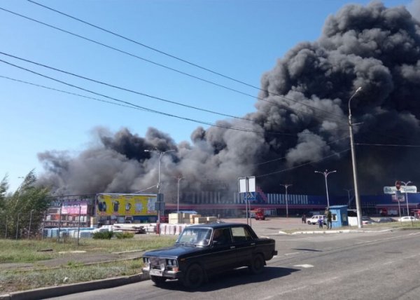Ukrayna Donetskdə ticarət mərkəzini vurdu