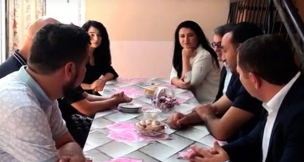 Sumqayıtın idman ictimaiyyəti şəhid ailəsini ziyarət edib -VİDEO