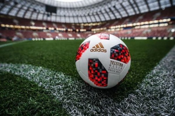 “Adidas” rusiyalı futbolçularla müqavilələrə xitam verdi