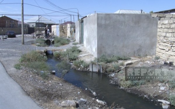 Sumqayıtda yaşayış massivindən keçən kanalda antisanitar vəziyyət yaranıb, ərazini üfunət bürüyüb
