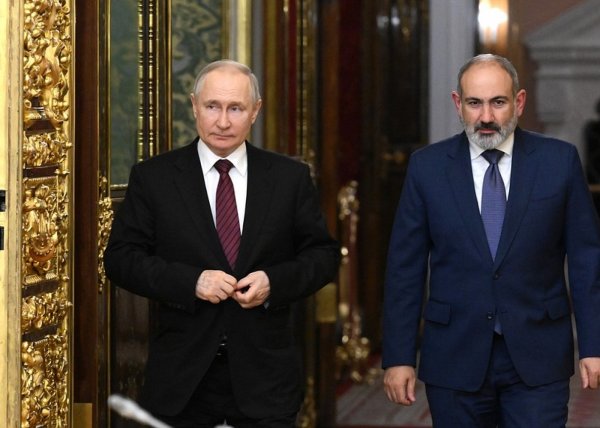 Putin MDB sammitindən əvvəl Paşinyanla danışdığını açıqladı