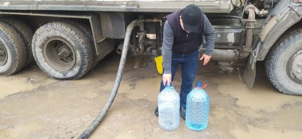 Sumqayıtda əhaliyə su maşınları ilə su verildi (Fotolar)