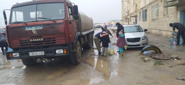 Sumqayıtda əhaliyə su maşınları ilə su verildi (Fotolar)