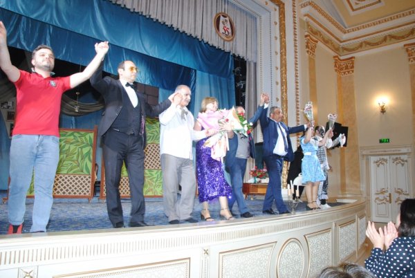 Sumqayıt teatrı tamaşaçılarını heyrətləndirdi (FOTOLAR)