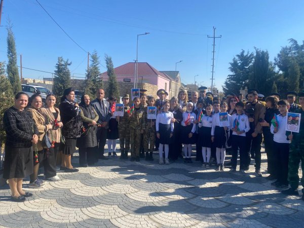 Sumqayıtlı məktəblilər şəhid qardaşları andılar - FOTOLAR