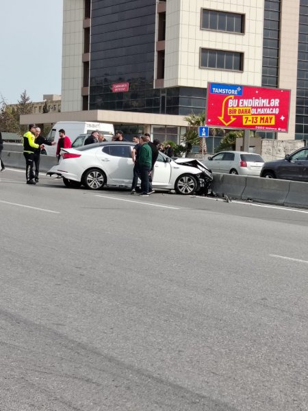 Bakı-Sumqayıt yolunda qəza: “KİA” beton maneəyə çırpıldı, sürücü... - FOTO