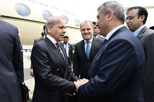 Şahbaz Şərifin təyyarəsi Laçın hava limanına endi - FOTOLAR