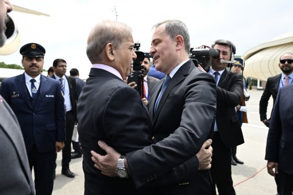 Şahbaz Şərifin təyyarəsi Laçın hava limanına endi - FOTOLAR