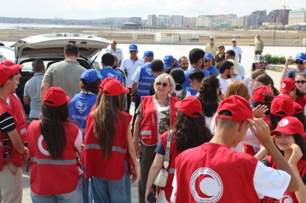 Deputat Sumqayıt bulvarında təmizlik aksiyasına qoşuldu (FOTOLAR)