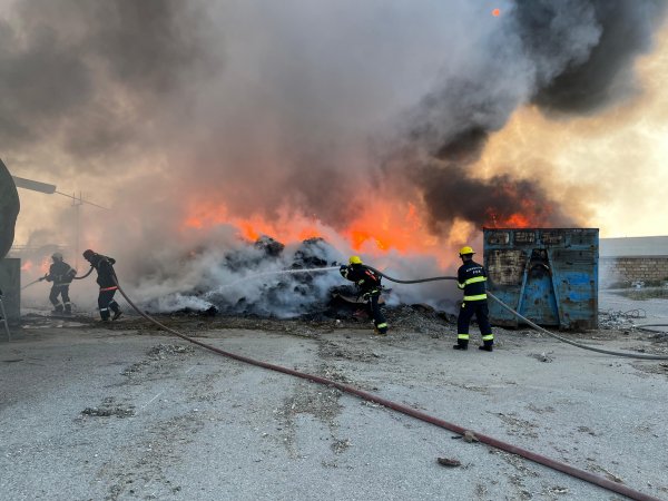 Sumqayıtda karton məmulatları zavodunda yanğın oldu -FOTOLAR