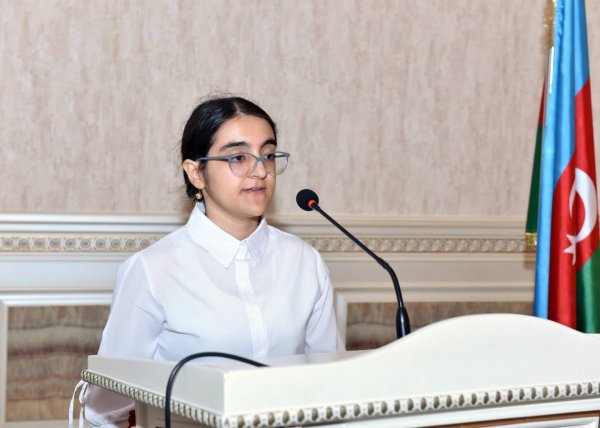 Zakir Fərəcov yüksək bal toplayan məzunlarla görüşüb