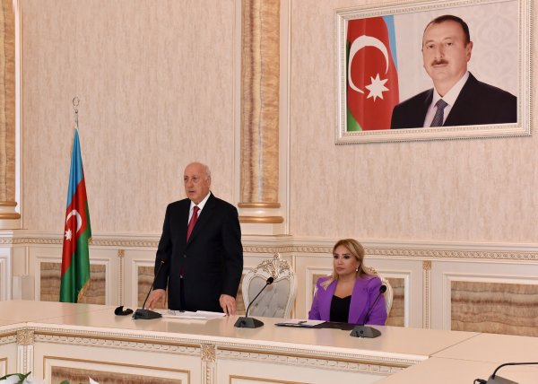 Zakir Fərəcov yüksək bal toplayan məzunlarla görüşüb