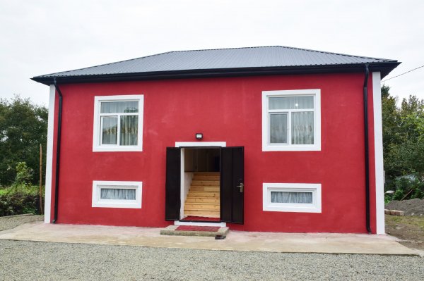 Ərkivanda sevinc dolu gün – evi yanan ailəyə yeni ev hədiyyə edildi