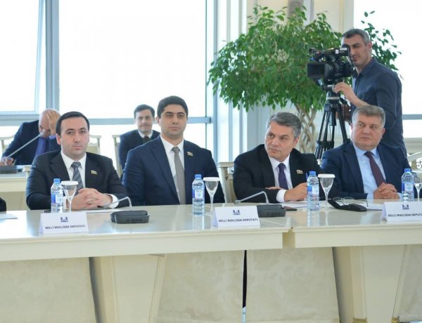 Bu deputat danışmır, ancaq şəkil çəkdirir - FOTOLAR