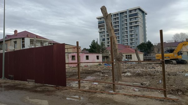 Sumqayıtda qəzalı “Fin evləri”nin söküntüsünə başlanılıb - FOTO