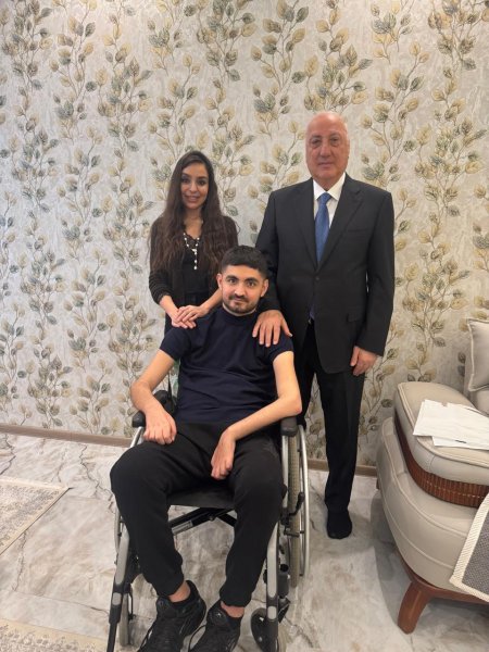 Leyla Əliyeva Vətən müharibəsi qazisi Rəvan Əzizovu evində ziyarət edib - FOTO