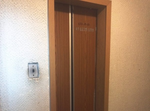 Sumqayıtda DƏHŞƏT: uşaq liftin şaxtasına yıxıldı
