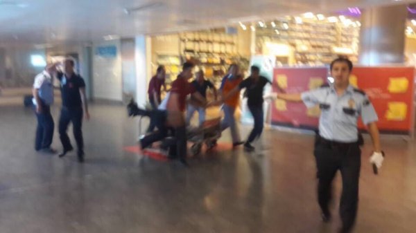İstanbulda “Atatürk” hava limanında 3 canlı bomba partladı: 36 ölü, 147 yaralı