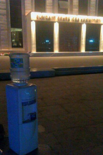 Sumqayıt icra hakimiyyətinin binası qarşısında sakinlərin su içməsi üçün dispenser qoyulub - FOTOFAKT