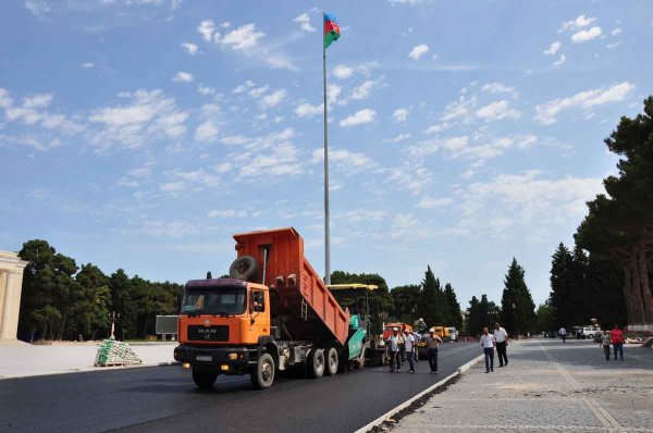 Sumqayıtda Bayraq  meydanını asfaltladılar - VİDEO