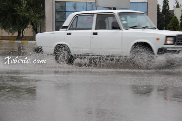 Sumqayıtda bir neçə avtomobil yolu yağış suları altında qalıb - FOTOLAR