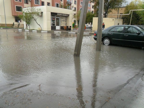 Sumqayıtda bir neçə avtomobil yolu yağış suları altında qalıb - FOTOLAR