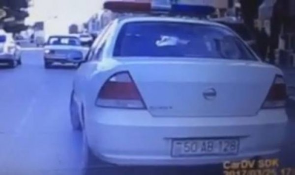 Nəqliyyat müfəttişi və taksi sürücüsü qayda pozub kameraya düşdü – VİDEO