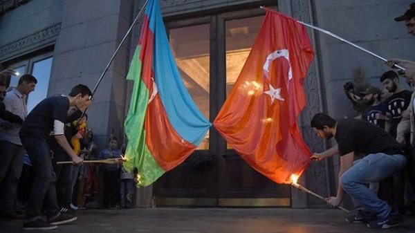Yerevanda Azərbaycan və Türkiyənin bayraqları yandırılıb – FOTO